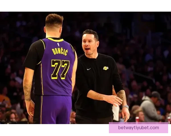 雷迪克称球队防守不断提升 队员积极适应角色定位 雷迪克称球队防守不断提升 队员积极适应角色定位